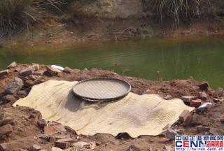 挖坑無護(hù)欄 兩幼童掉坑溺水身亡